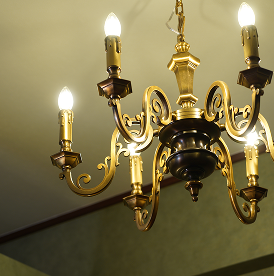 札幌の高級理容室に設置されたクラシックなデザインのシャンデリア照明