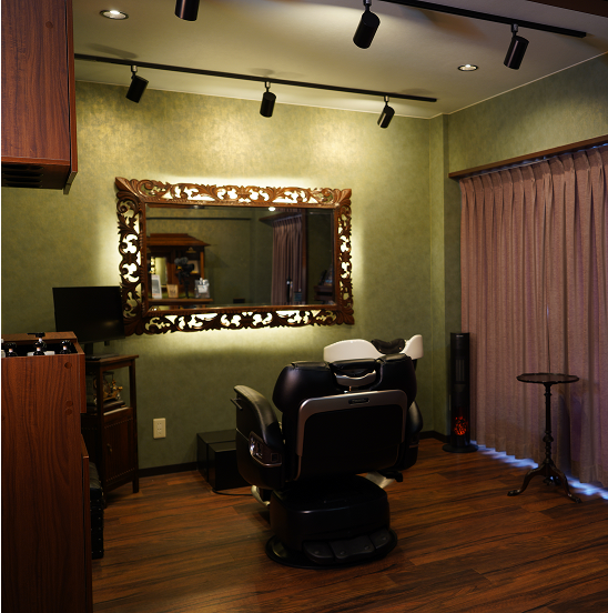 札幌の高級理容室にある、アンティーク調ミラーと木目フロアが特徴のプライベートカットスペース