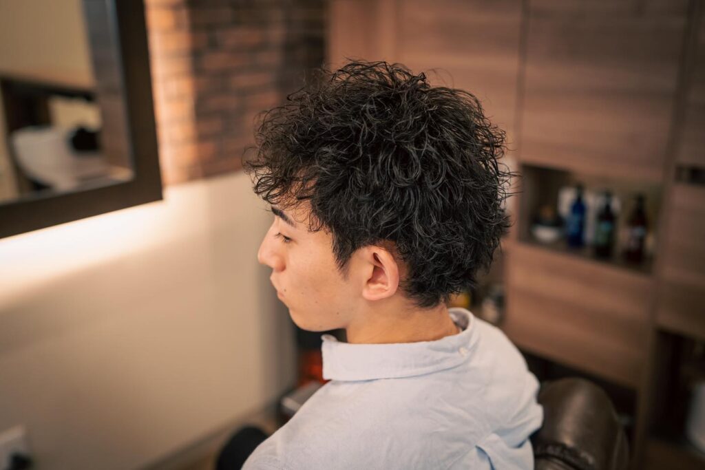 パーマをかけたショートヘア|動きとふんわり感のあるおしゃれ髪型