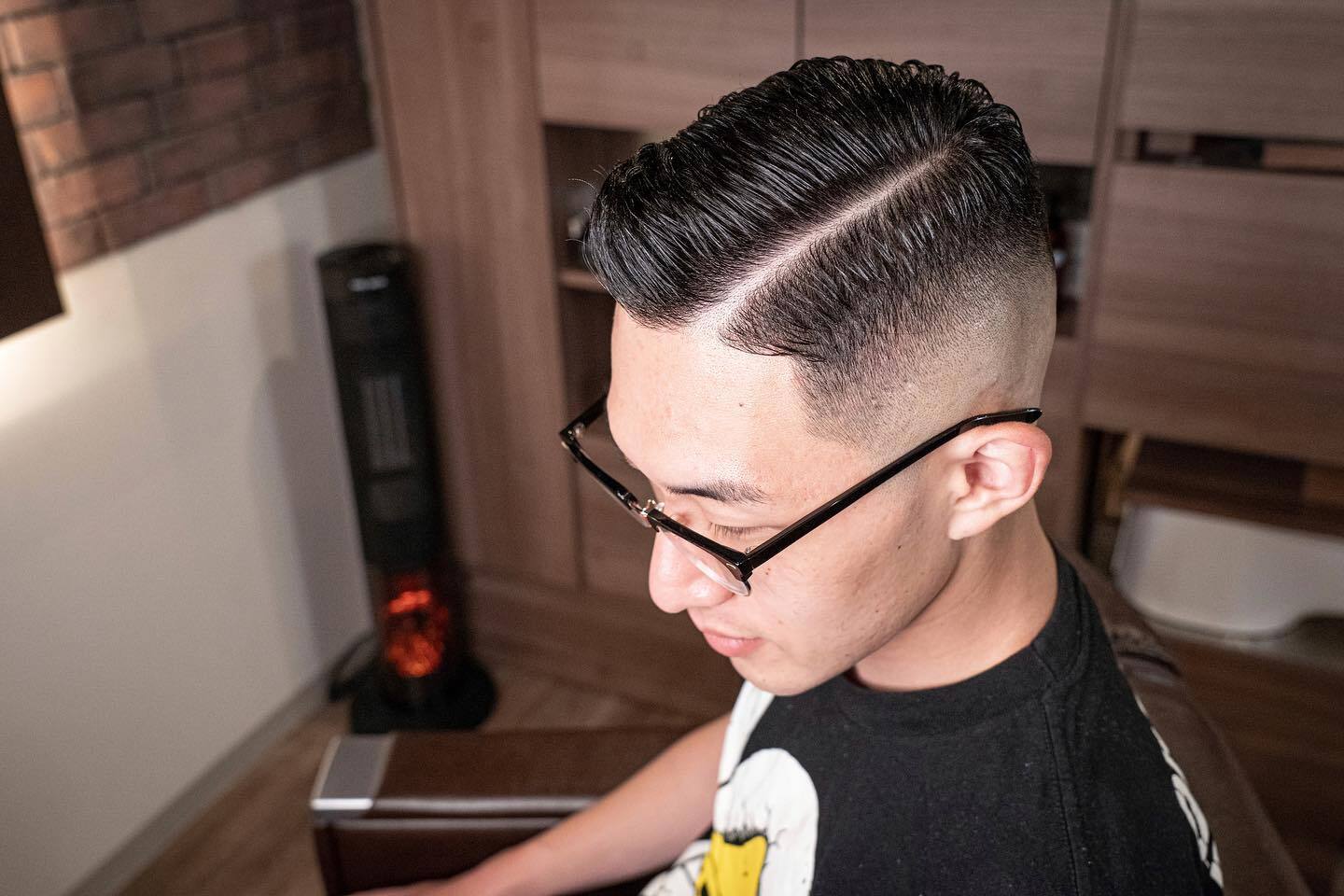 ハイフェード×サイドパートのメンズヘアスタイル。くっきり分けたトップが特徴の上級者向けフェード