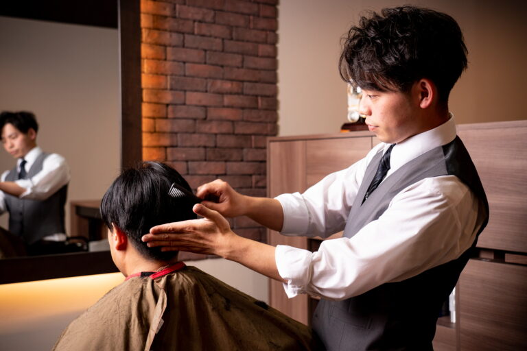 理容室BARBER LUANES 大通店　施術風景