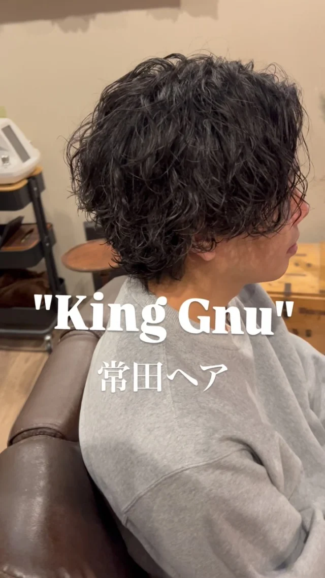 4、5年前のお店でお世話になってたお客様と感動の再会。
会いに来てくれるの凄く嬉しい。
✃-✁-✃-✁✃-✁-✃-✁✃-✁-✃-✁
保存等してカウンセリングにご活用下さい！
✃-✁-✃-✁✃-✁-✃-✁✃-✁-✃-✁
💇‍♂️スタンダードコース70分￥7,000💇‍♂️
《カット+シェービング+眉カット+頭皮クレンジング+肩マッサージ》

🧑‍🦱通常パーマコース120分￥12,100🧑‍🦱
《カット+シェービング+眉カット+パーマ+肩マッサージ》

👨‍🦱ツイスト波巻きコース120分￥13,860👨‍🦱
《カット+シェービング+眉カット+パーマ+肩マッサージ》

💆‍♂️リラックスコース90分￥9,800💆‍♂️
《カット+ミストシェービング+眉カット+頭皮クレンジング+炭酸シャワー+ヘッドスパ+肩マッサージ》

🤴プレミアムコース130分￥13,860🤴
《カット+ミストシェービング+エステ、皮脂吸引+眉カット+頭皮ミストクレンジング+炭酸シャワースパ+ヘッドスパ+爪磨き+肩マッサージ
✃-✃-✁-✃-✁✃-✁-✃-✁✃-✁-✃-✁
保存等してカウンセリングにご活用下さい！
✃-✁-✃-✁✃-✁-✃-✁✃-✁-✃-✁
～ご予約はDMから～
✃-✁-✃-✁✃-✁-✃-✁✃-✁-✃-✁
《店舗情報》
【住所】 札幌市中央区南3条西2丁目15-1  N・Vicolo ビル　B1 B室
【営業時間】
10時～19時
【access】 ◆すすきの駅 札幌市営南北線 / すすきの駅 徒歩4分 ◆大通り駅 札幌市営東西線 / 大通駅 徒歩5分 ※狸小路2丁目アーケード内、１階に入っているコメダ珈琲が目印です。 ◆キャッシュレス決済  ・クレジットカード 　 VISA / MASTER CARD / JCB / AMEX /  　 diners club / discover  ・PayPay決済可能 ◆WiFi環境あり
✃-✁-✃-✁✃-✁-✃-✁✃-✁-✃-✁